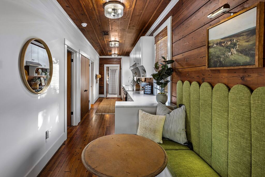 MIDTOWN: 2 homes + private pool/hot tub + dog friendly