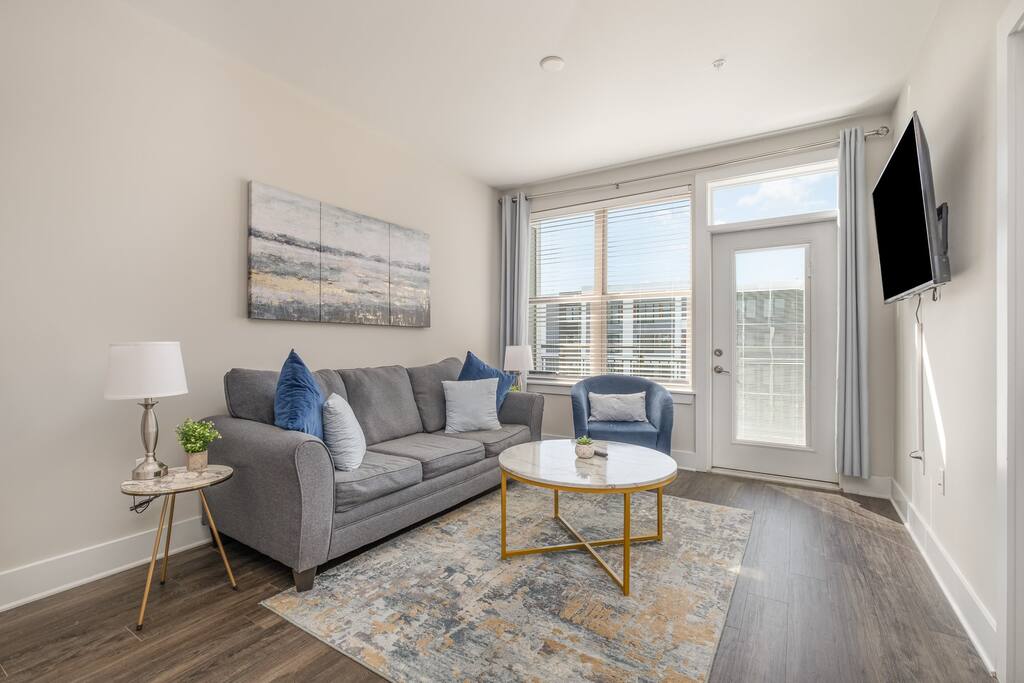 Luxe NoDa Suite|King & Queen Bed|Balcony|Fast WiFi