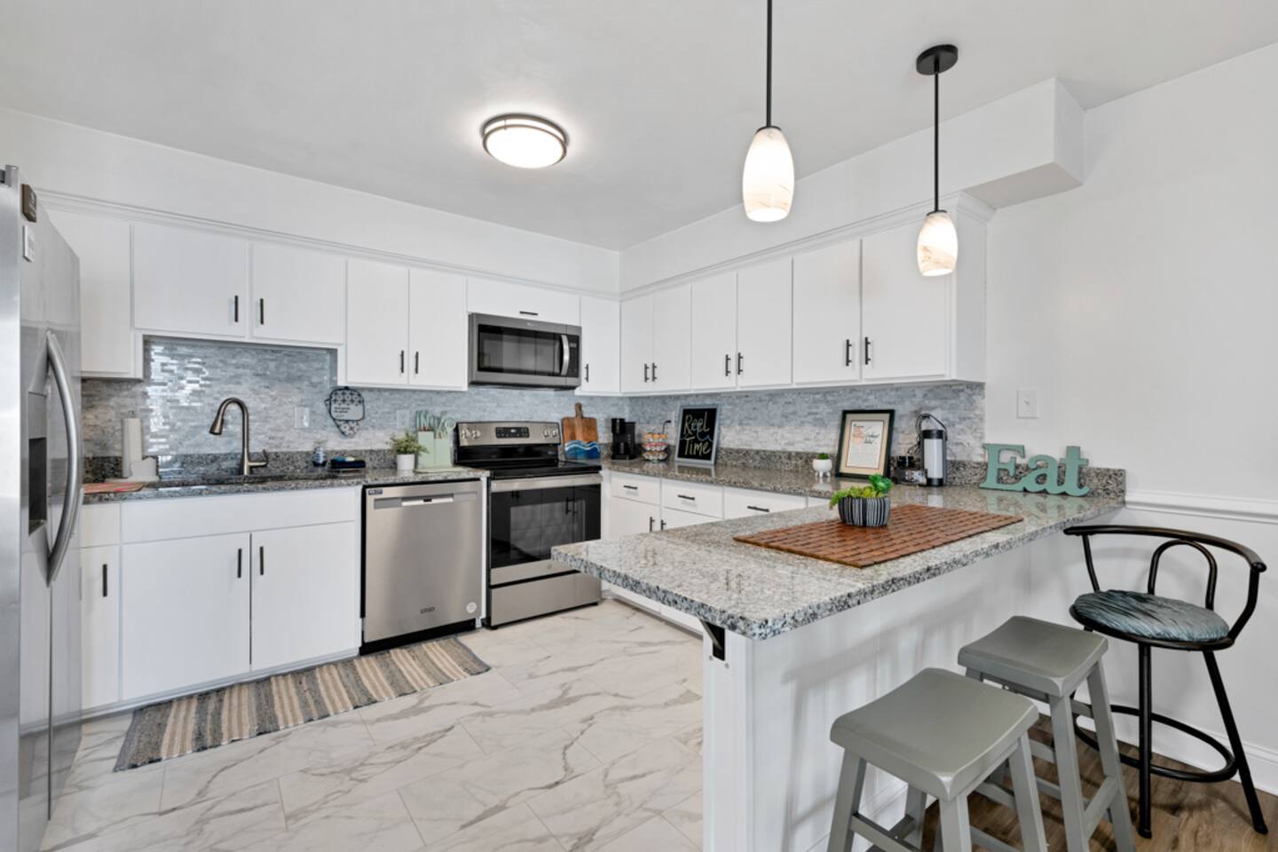 2BR Chic’s Beach Gem • Walk to Shore • Dogs OK