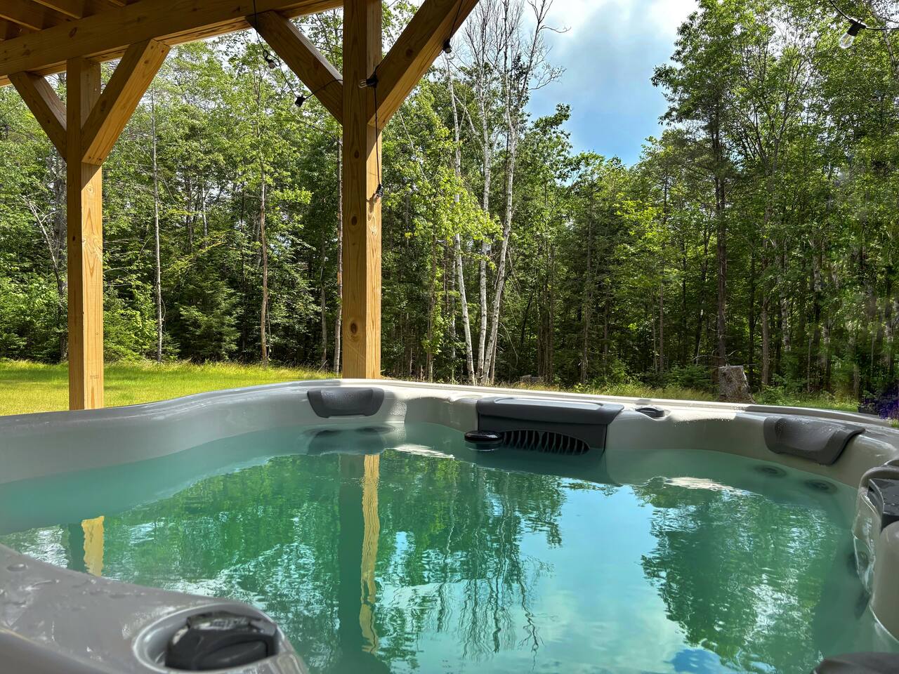 Spacious Yard & Deck | 120” Projector | 12mins-WVR