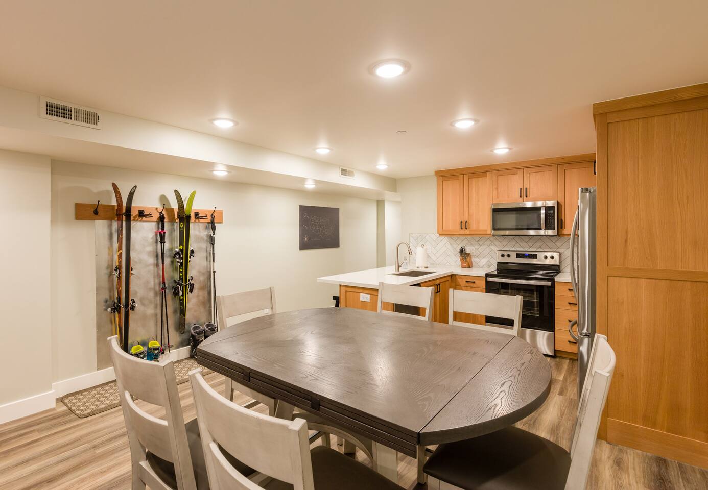 Gorgeous brand new 2BR unit-sleeps 6, close to ski