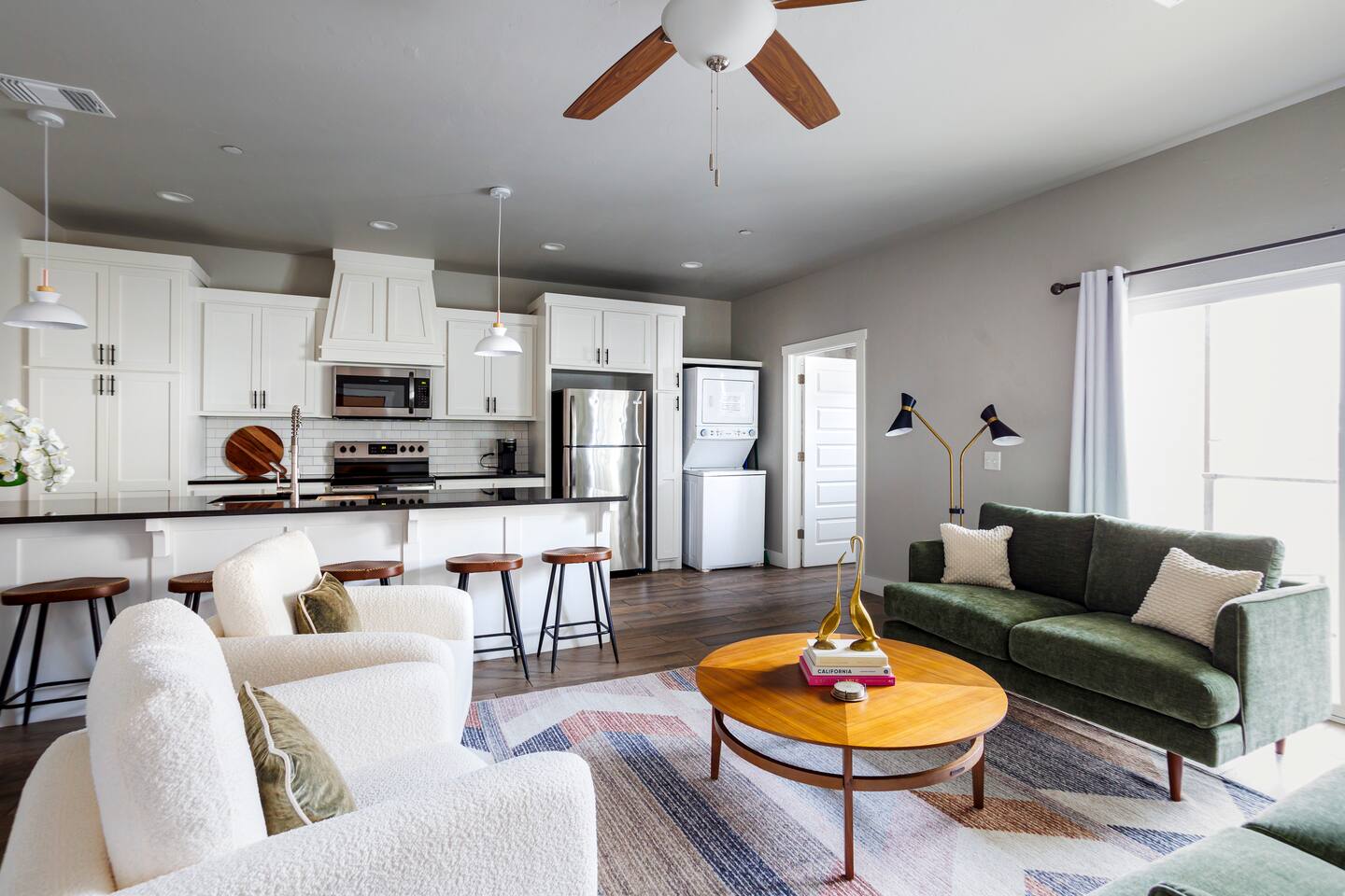 H1 Spacious & Urban Modern Condo - Great Location!