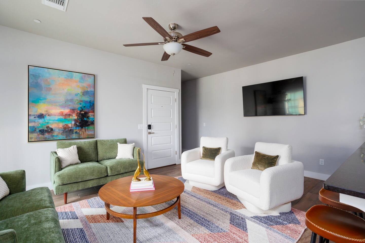 H2 Spacious & Urban Modern Condo - Great Location!