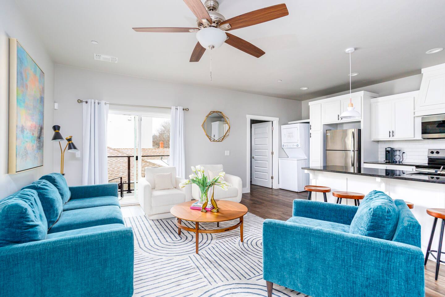 H4 Spacious & Urban Modern Condo - Great Location!