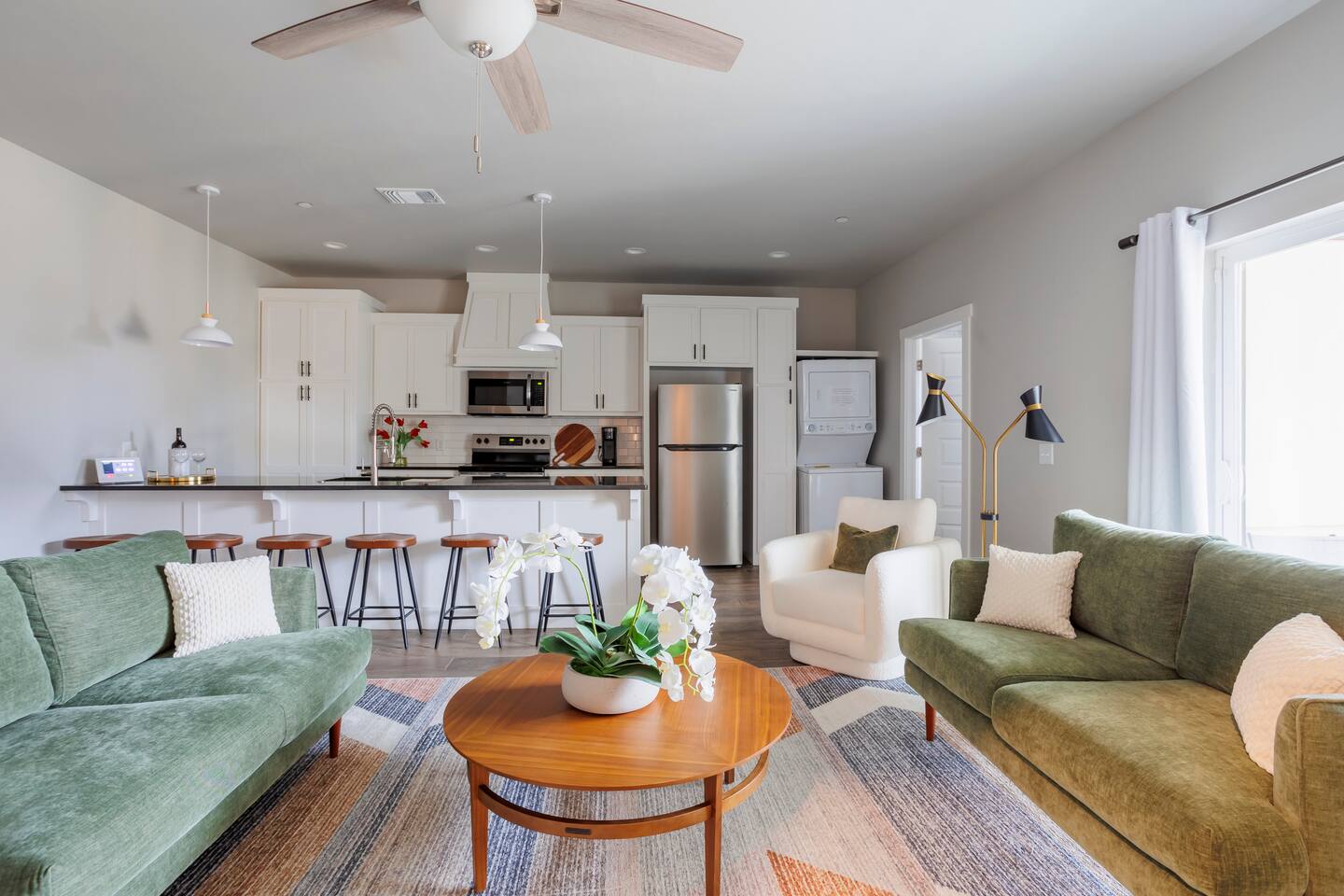 H5 Spacious & Urban Modern Condo - Great Location!