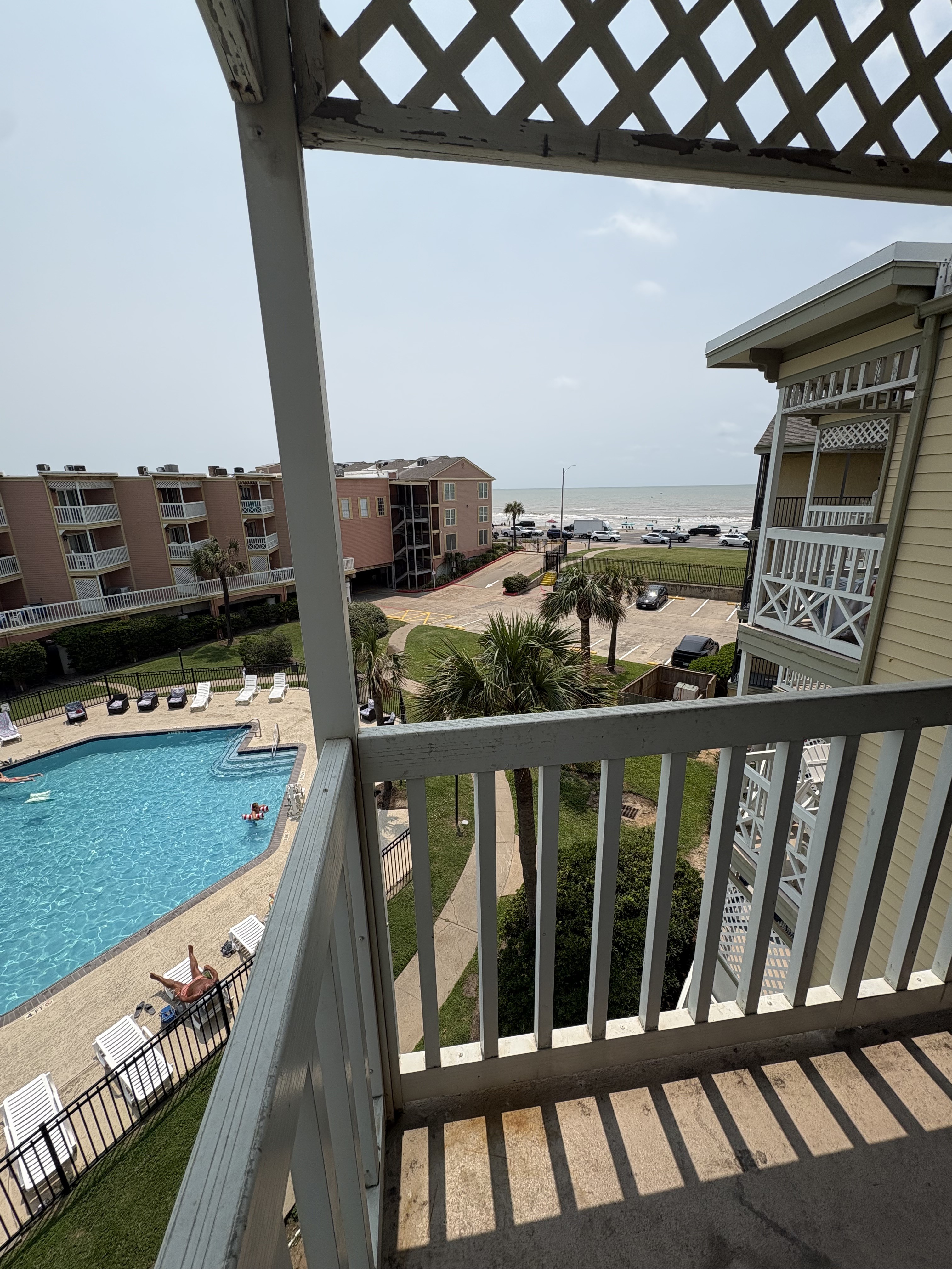 Ocean & Pool View - Top Floor - 2 Pools - Hot Tub - GYM - Tennis ct - Shoreline Stays 9303