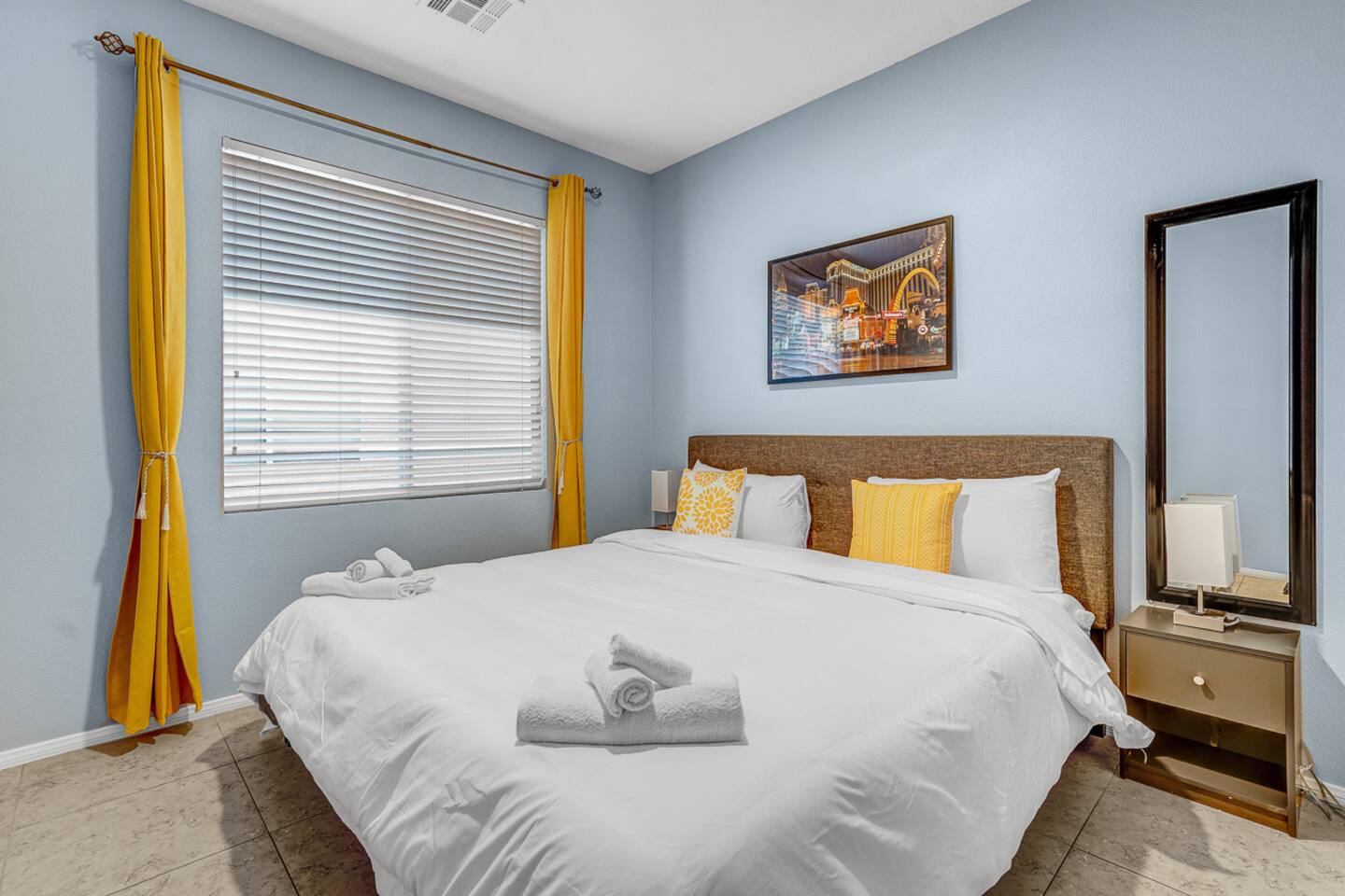 Private King Rm | TV | Pool Table | BBQ | Freeway