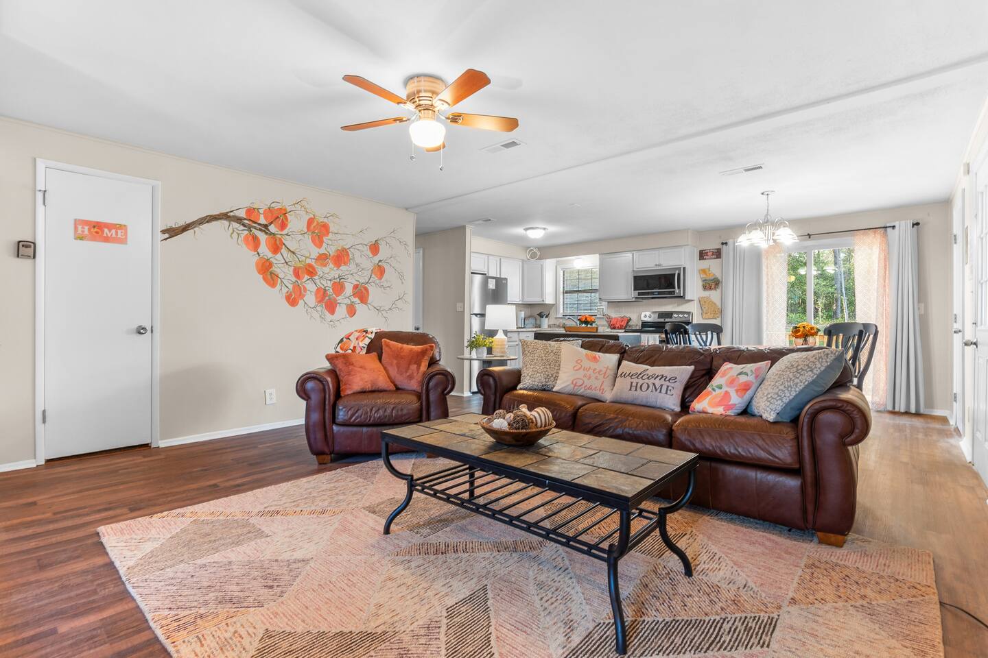 King Bed, 4 min to Fairgrounds, TVs in all Rooms