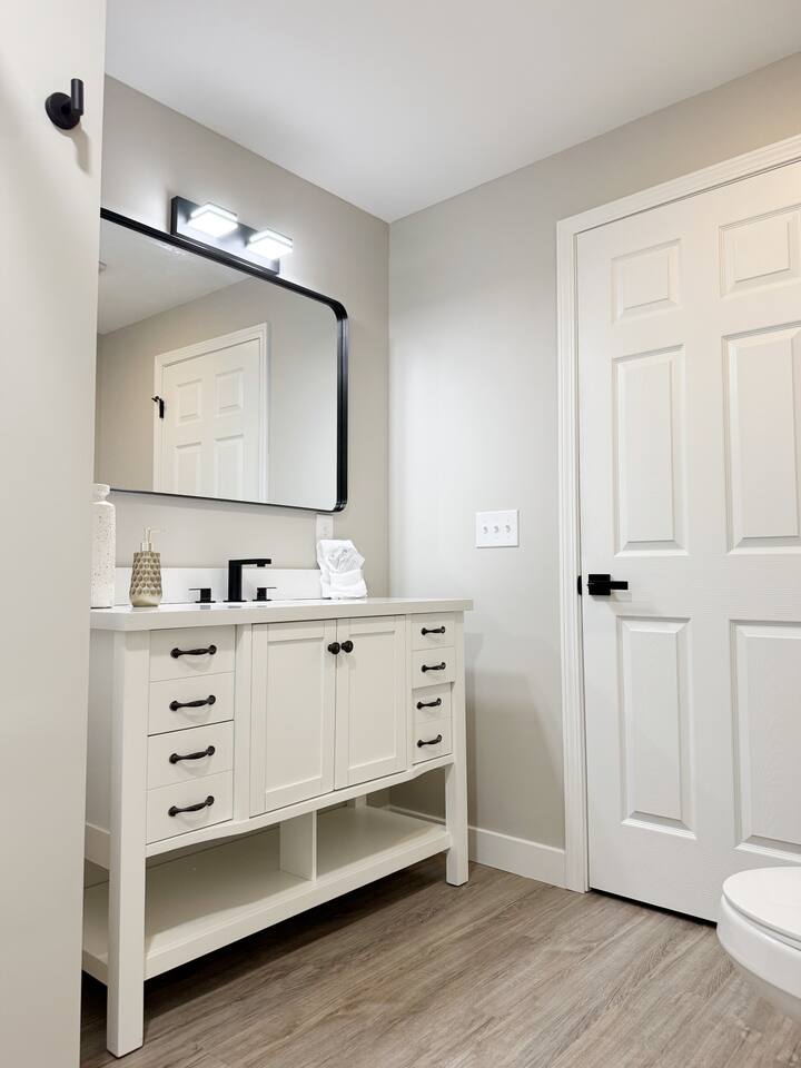 RiverStone Retreat - Newburgh IN Stylish Apartments