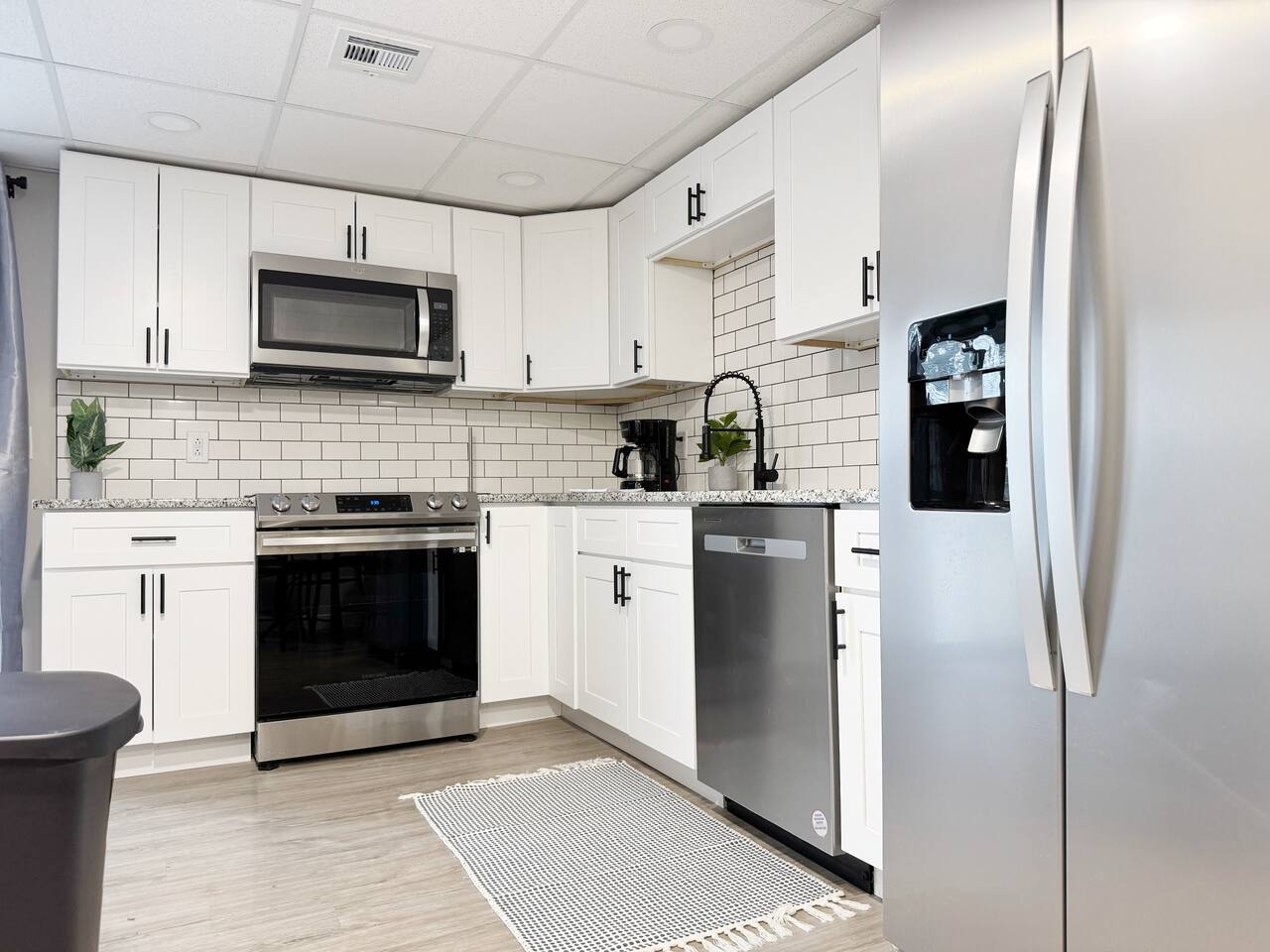 RiverStone Retreat - Newburgh IN Stylish Apartments photo 4