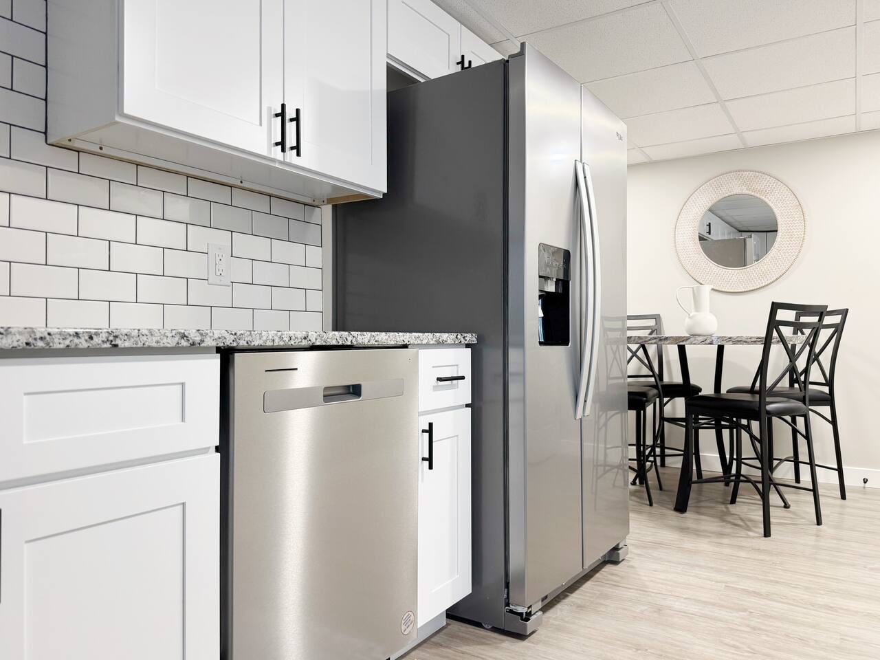 RiverStone Retreat - Newburgh IN Stylish Apartments