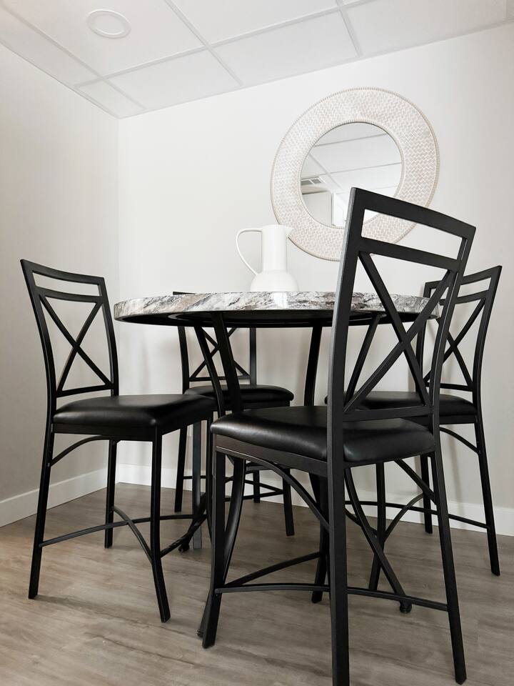 RiverStone Retreat - Newburgh IN Stylish Apartments photo 5