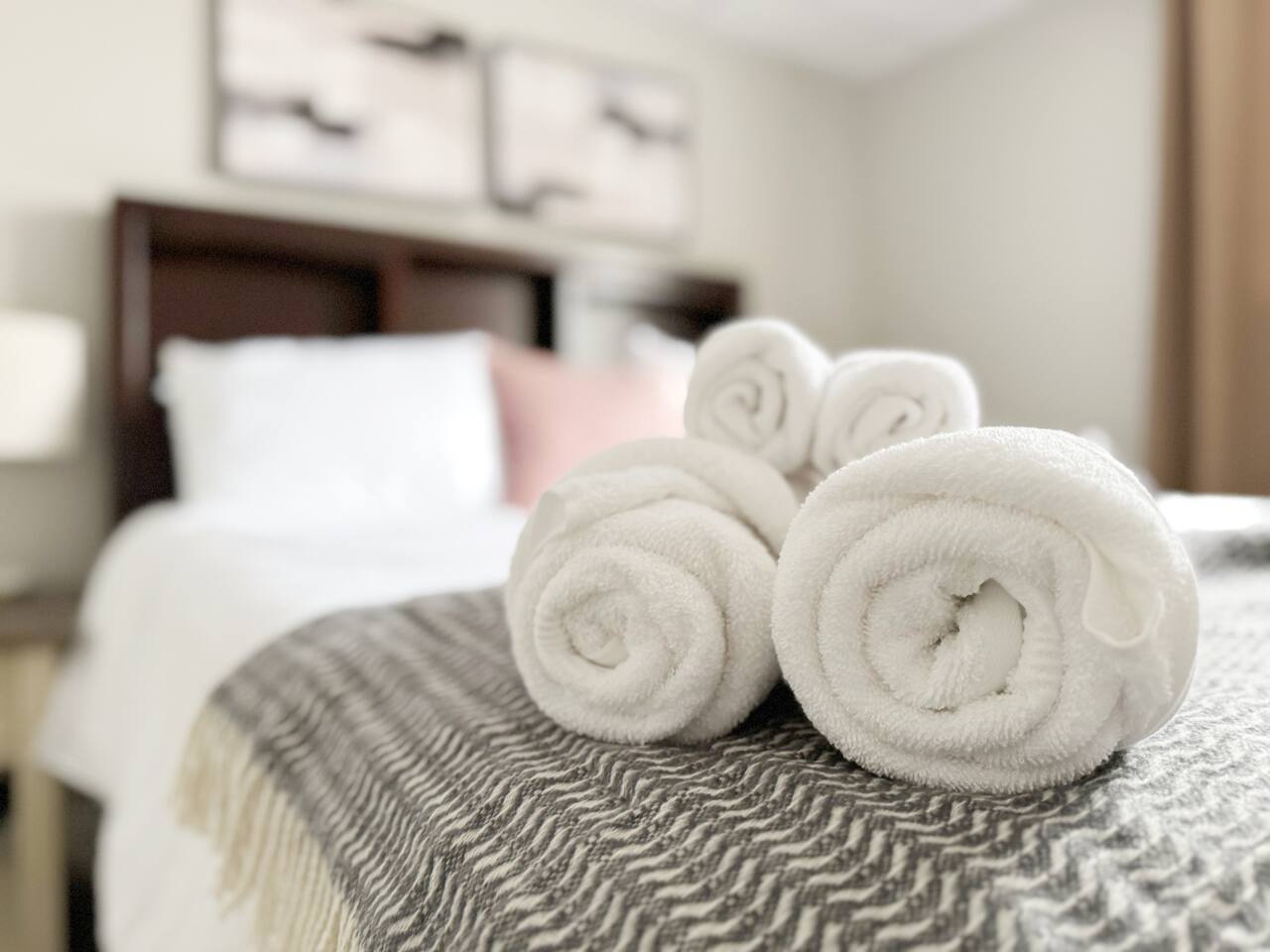 RiverStone Retreat - Newburgh IN Stylish Apartments