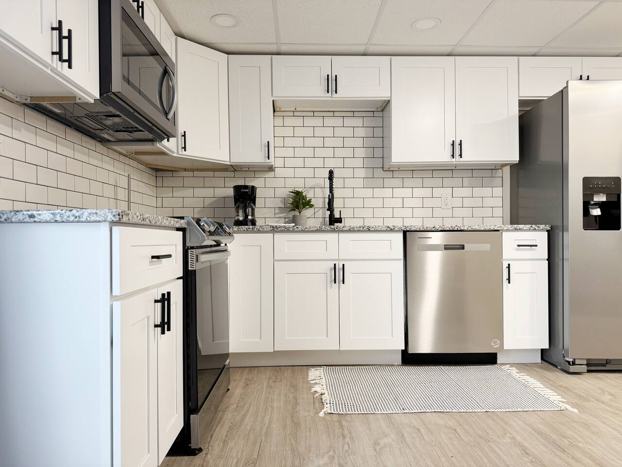 RiverStone Retreat - Newburgh IN Stylish Apartments