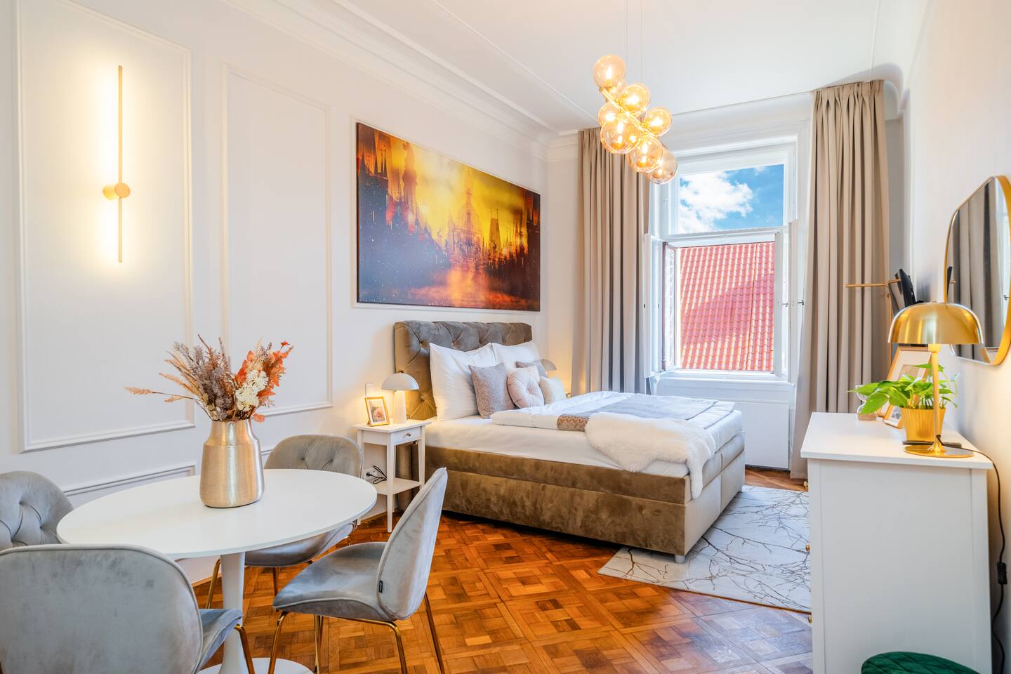 2BR New GLaMi style Old Town sq & 50 stps to CLoCK