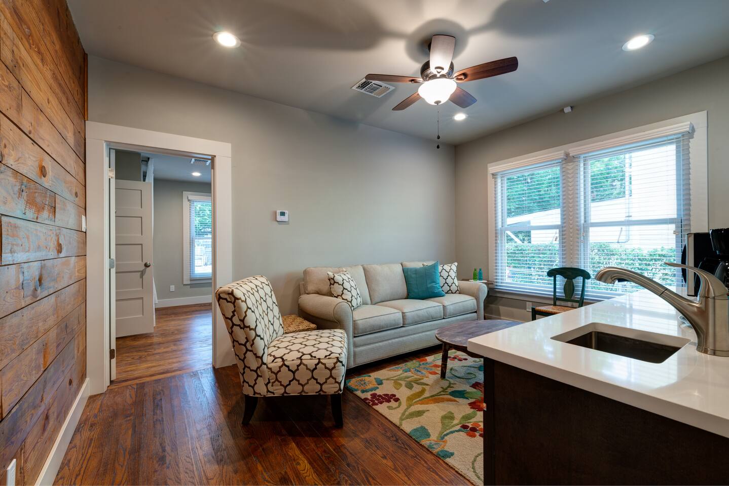 King Bed/WiFi/AC/Riverwalk 10 min/Airport 15 min