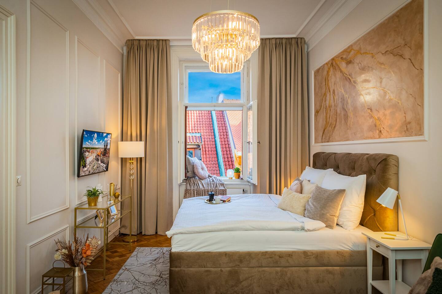 4BR + 2,5bath Art Nouveau 50 stps to CLoCK