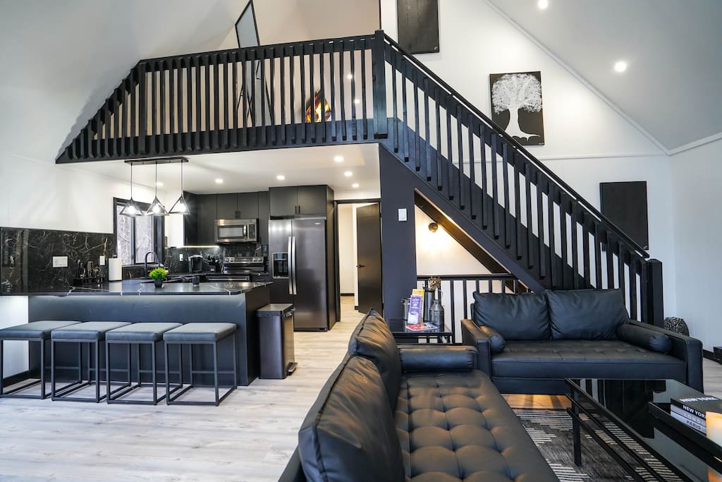 Modern BLVCK Cabin 3 near Bushkill Fall Hot Tub