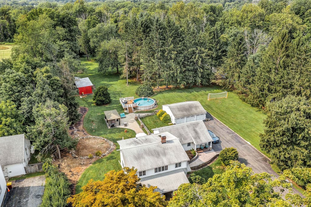4BD Ultimate Country Retreat w/ Pool in Warwick