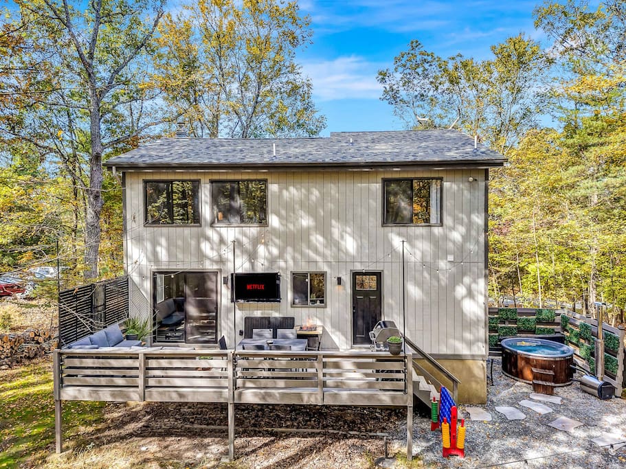 Bushkill Bliss w/ Hot tub near Falls & Shawnee