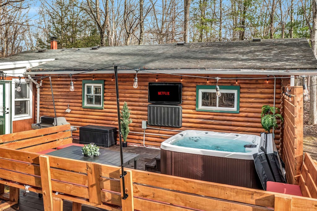 Log Cabin Retreat W/ Hot Tub in Poconos/Jim Thorpe