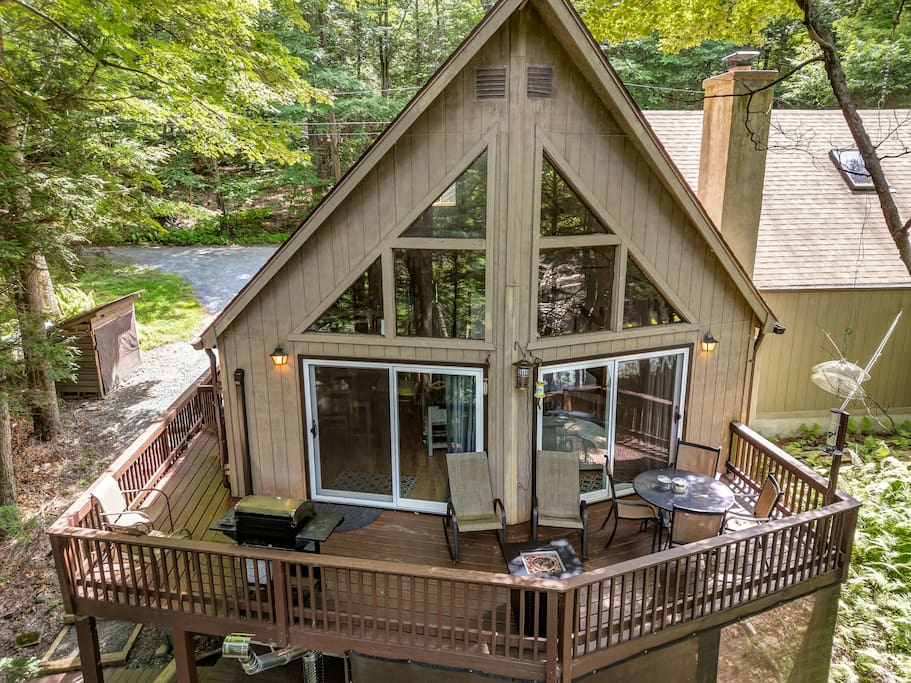 Cozy Chalet by Lake Wallenpaupack w/ HotTub