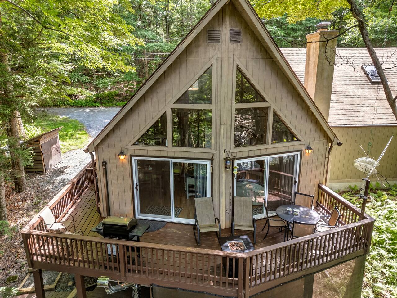 Cozy Chalet by Lake Wallenpaupack w/ HotTub