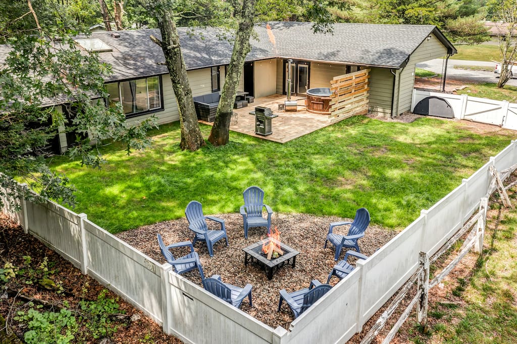 Cozy Ranch by the Lake w/Hot Tub in the Mountains