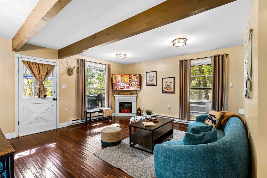 BLVE Cabin-w/HotTub&Game Room near Bushkill Falls