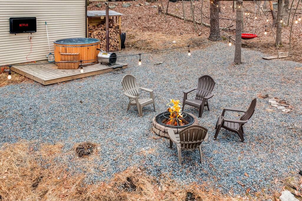 Arctic Getaway w/Hot Tub &Outdoor TV near Bushkill
