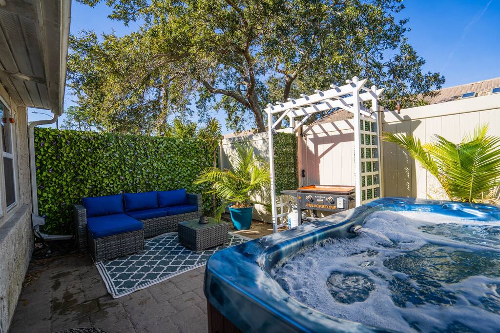 Relaxing Luxury Townhome w/Hot Tub by DaytonaBeach