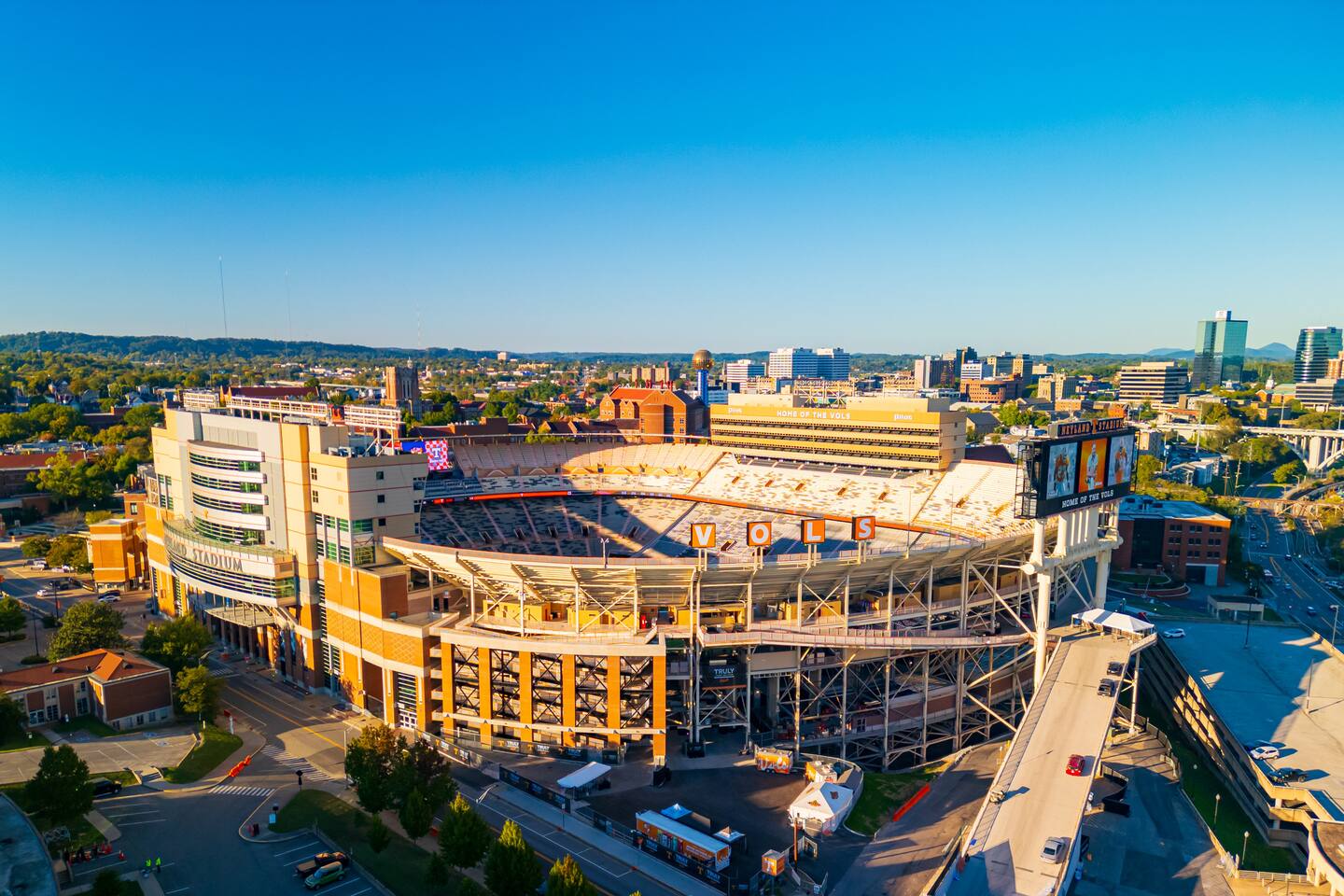 10 min to UT | Large Fenced Yard | Workstation