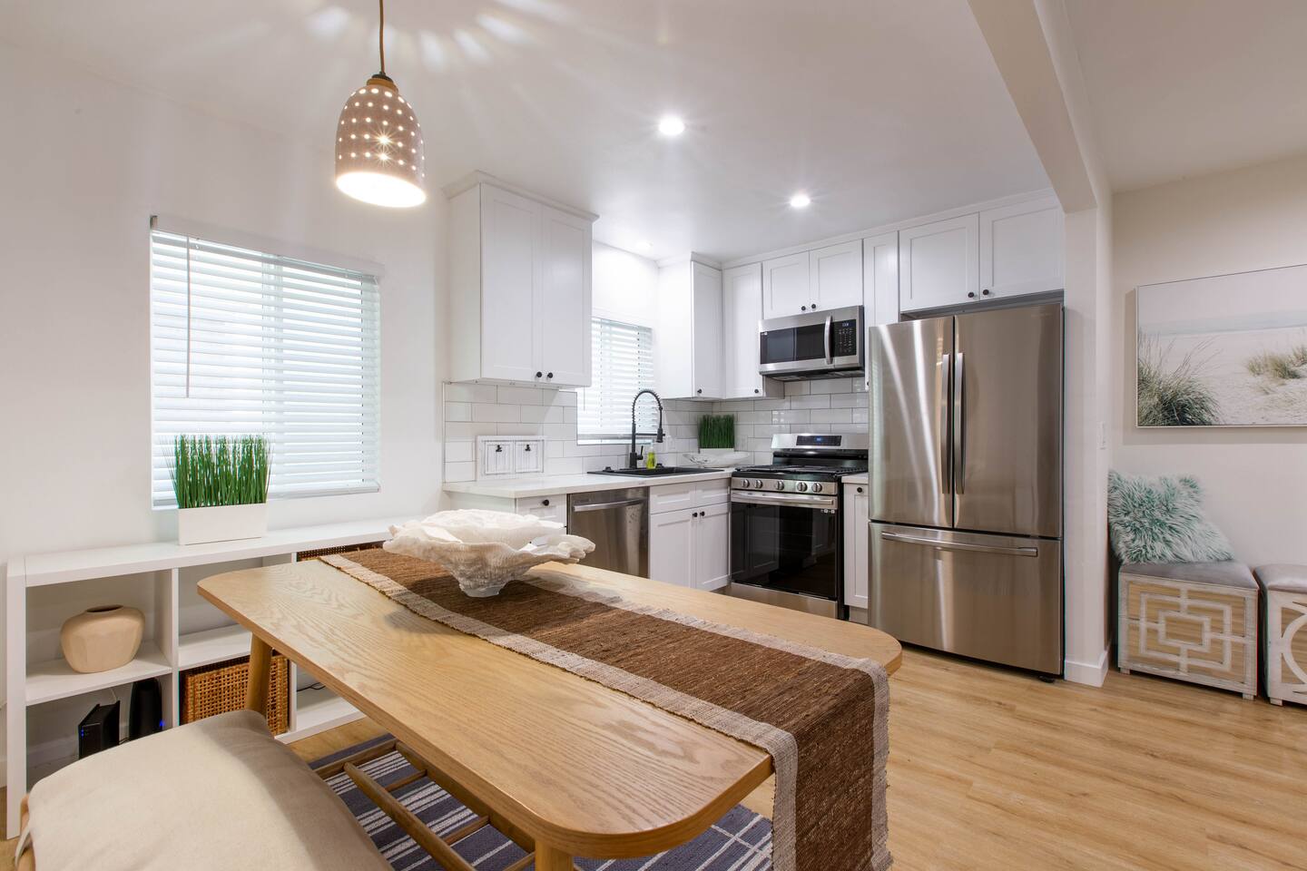 Stylish Long Beach Retreat Walk to Beach Bars