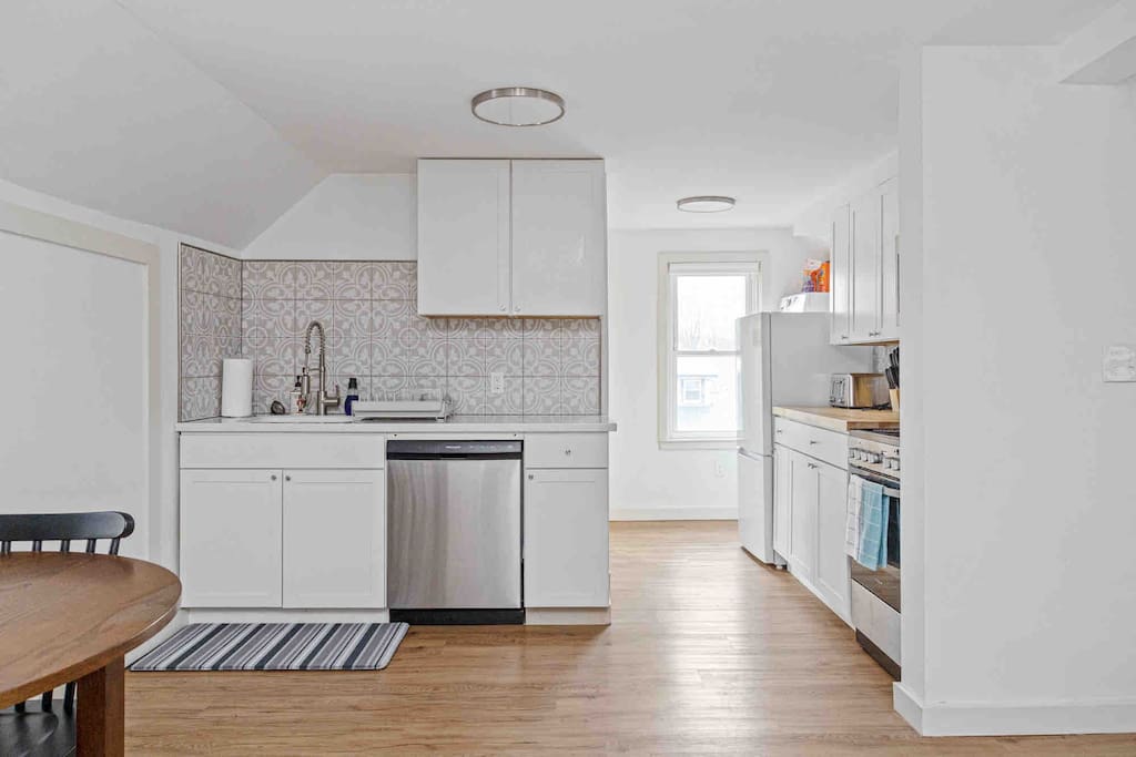 Modern & Updated Apartment: parking+laundry