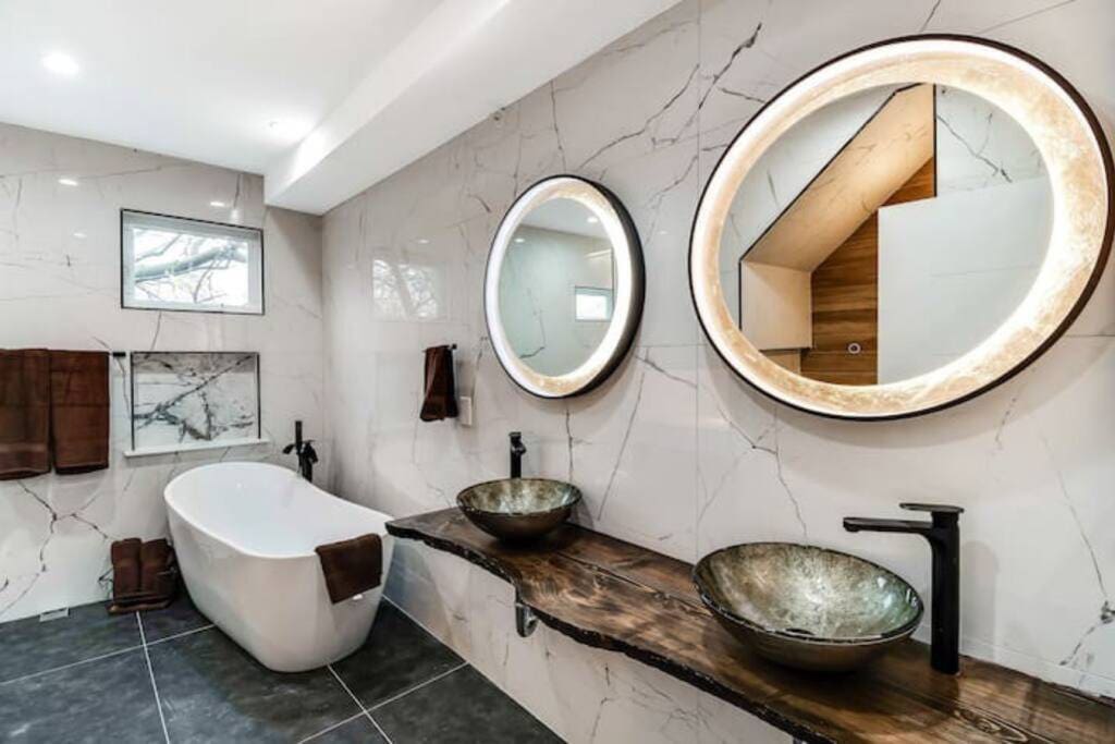 Emerald Jacuzzi Loft: Luxury Above It All