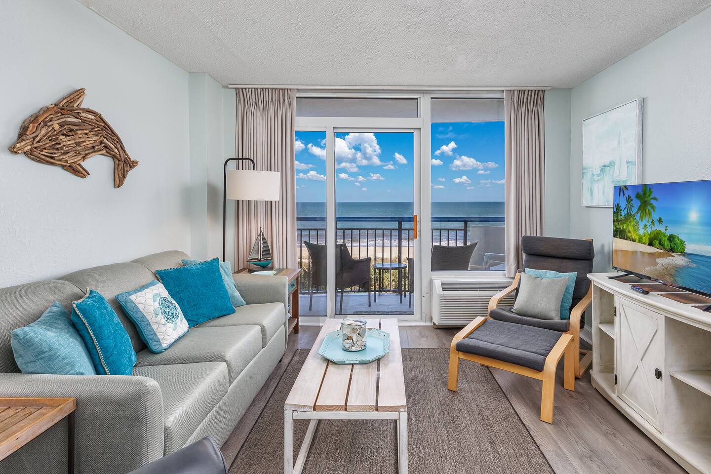 Beachfront w/ lazy river & pools