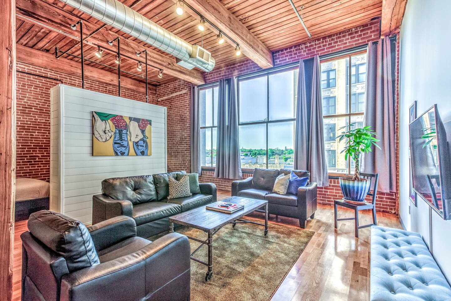 Washington Ave Loft + Sleeps 8 + 24/7 Security