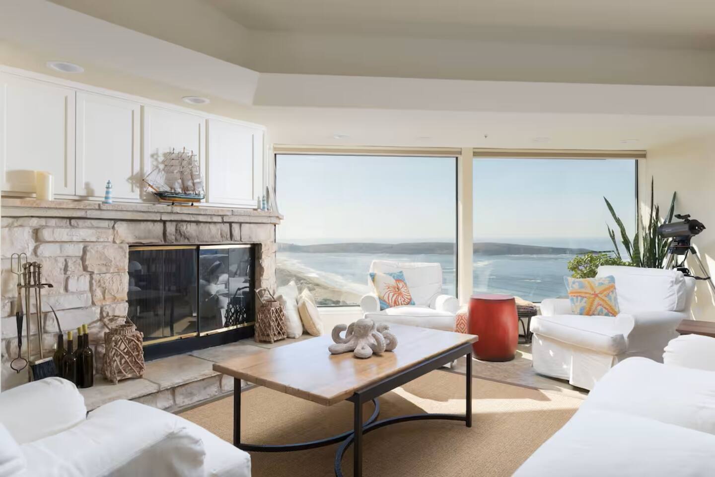 Enjoy breathtaking, unobstructed ocean views right from the comfort of the living room, an everyday luxury that never gets old!