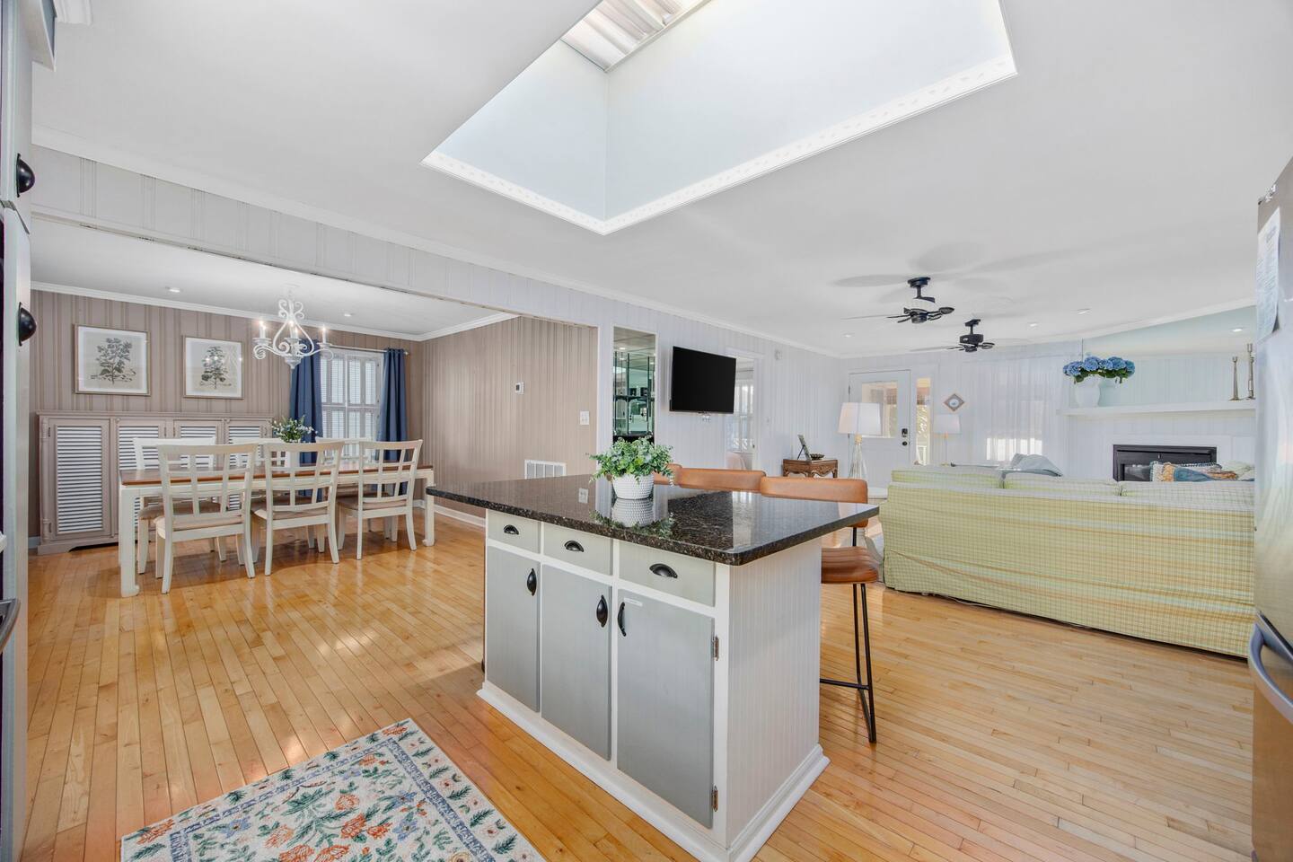 Spacious 3BR Cottage – Sleeps 8 + Linens Included