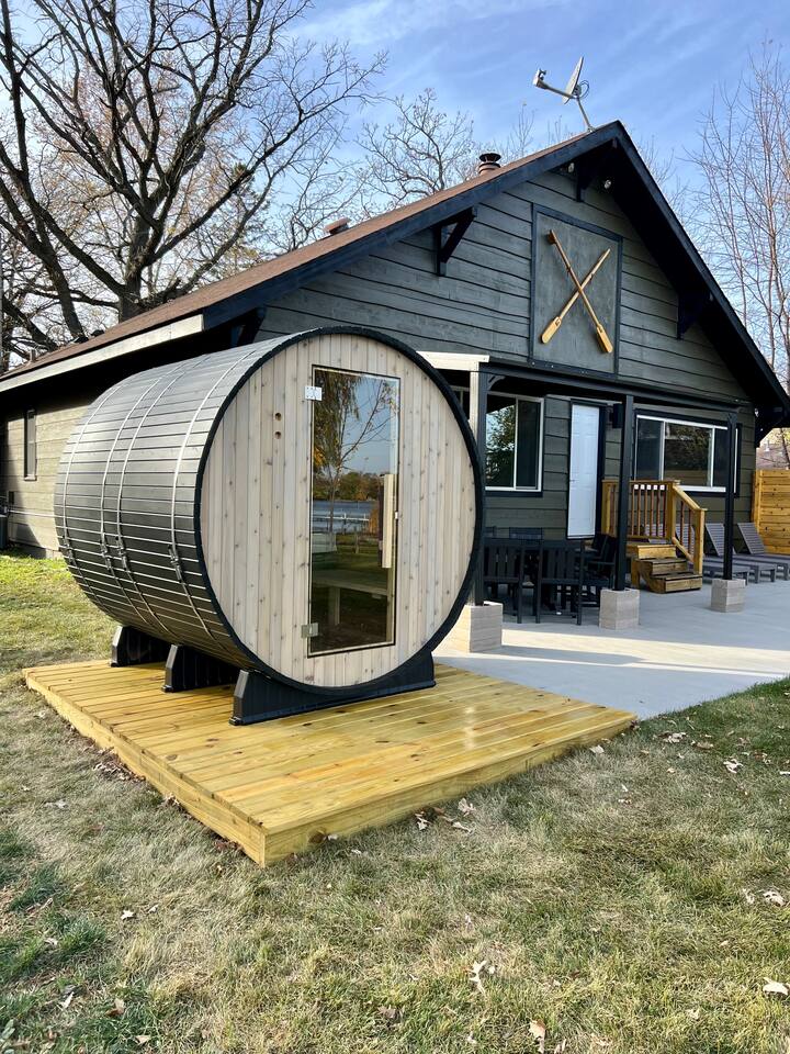 Modern Lake Front/Sauna /Dog Friendly/ Fenced area