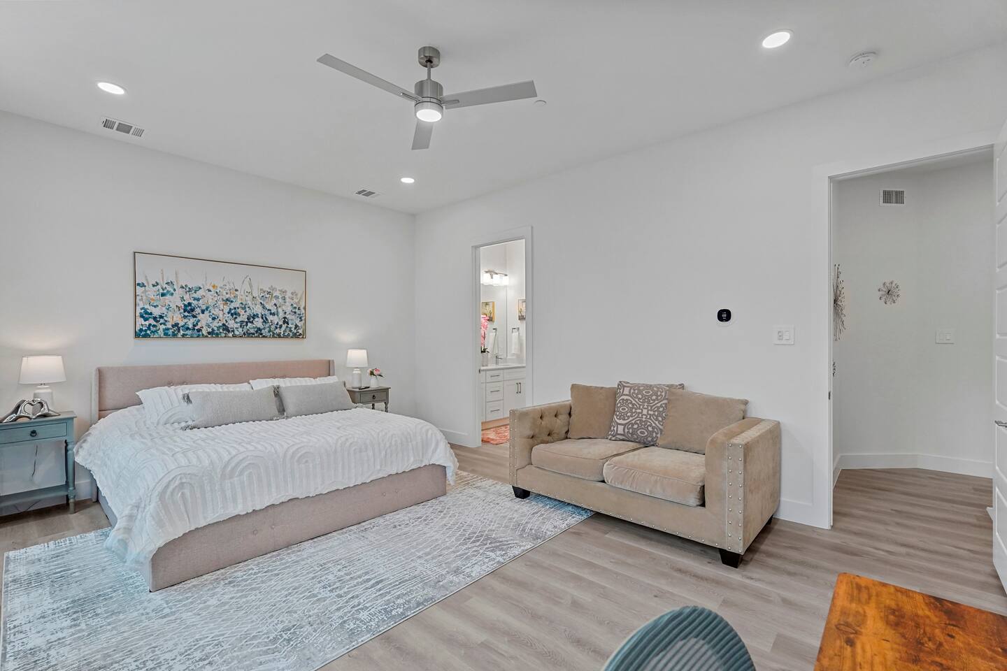 Pet-Friendly 2BR l Private Baths l Stylish Stay — photo 2