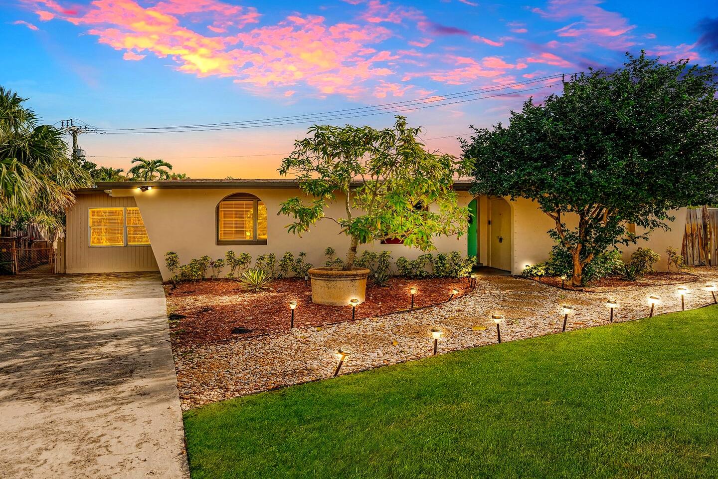 NEW Pool Game Room Outside Games 3 miles to beach