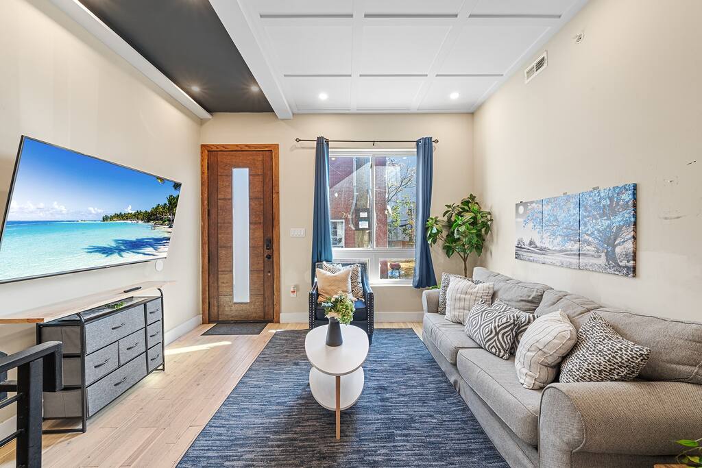 SkyHigh Luxury: Rooftop Jacuzzi Escape