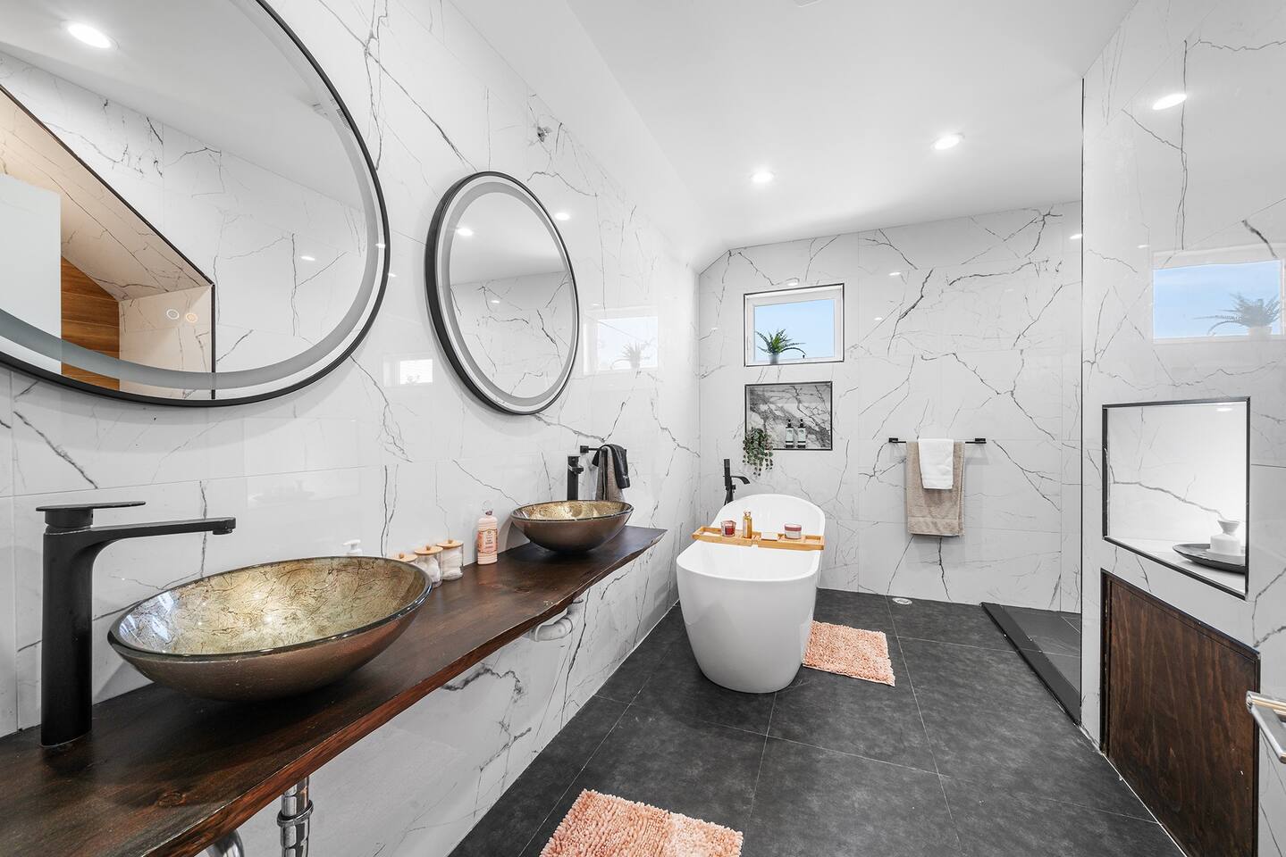 SkyHigh Luxury: Rooftop Jacuzzi Escape