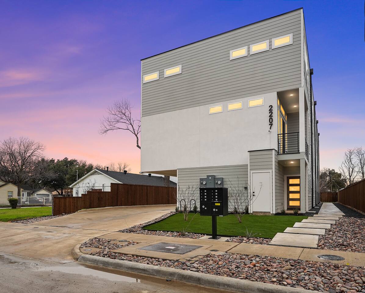 Modern 2BR | Pet-Friendly | Private Baths — photo 4