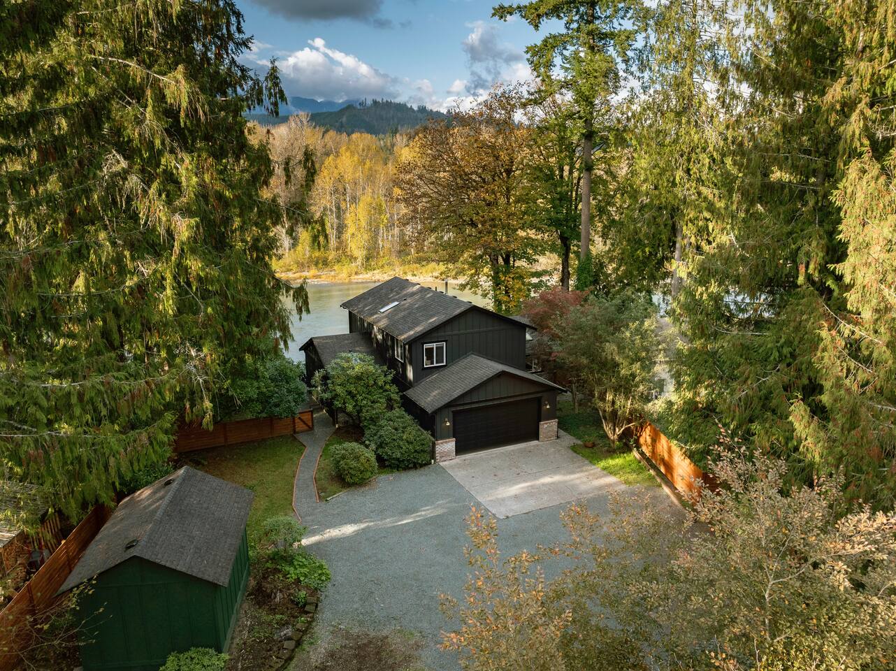 North Cascades Riverside Retreat | Hot Tub+Firepit