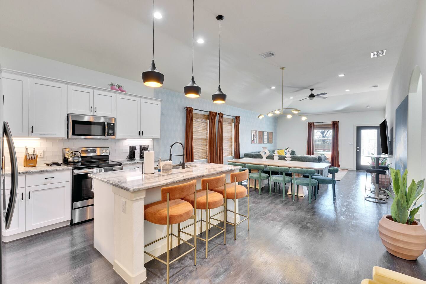 Spa - Game Room -King Bed - 35 Minutes to Austin