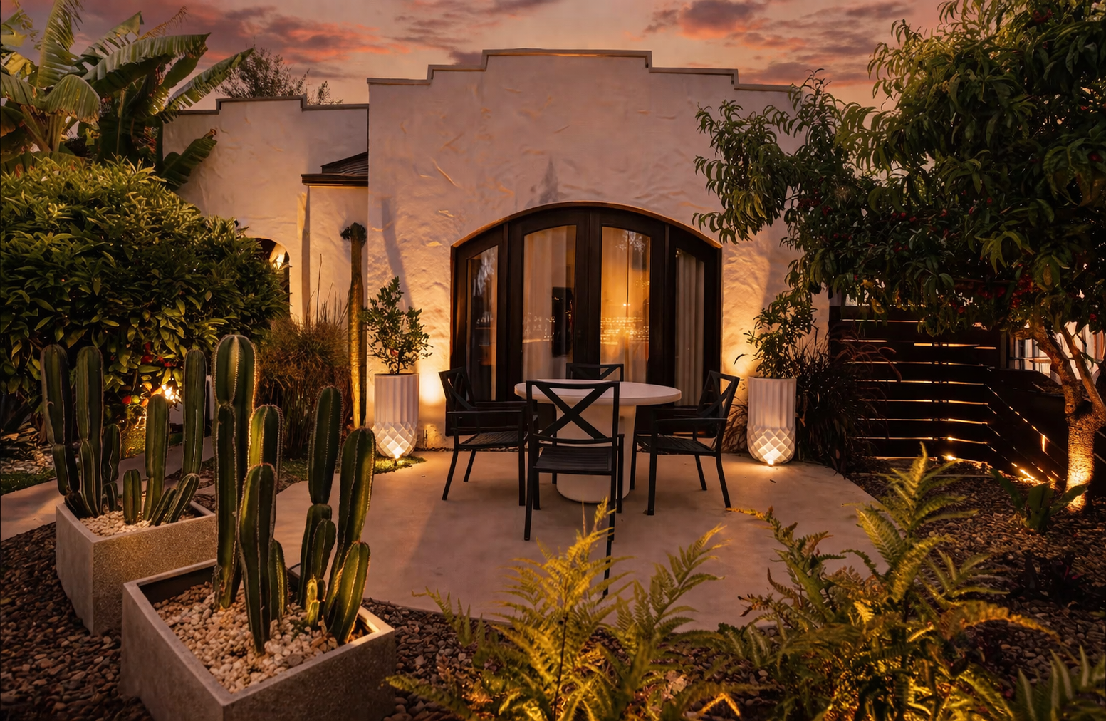 Kirra Villa, Speakeasy Lounge and Hot Tub Retreat