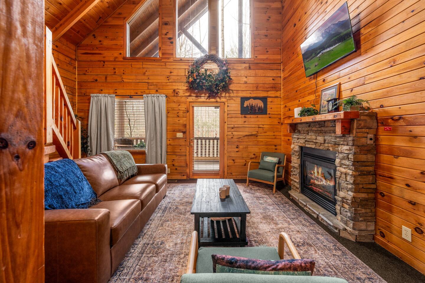 Smoky Escape | Hot Tub • Fire Pit • Near Parkway