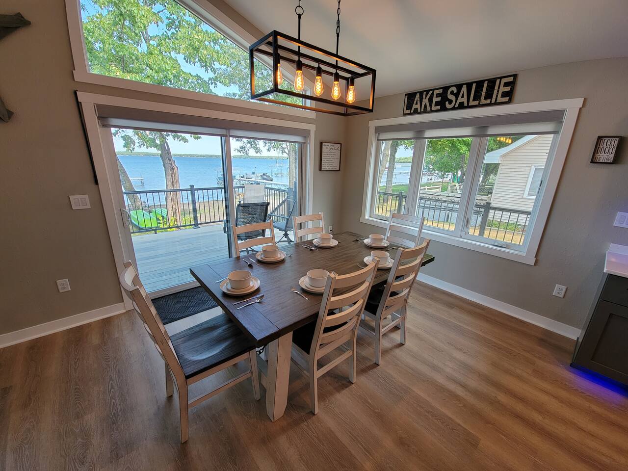 Lake Sallie, King Bed, Sunsets, 4k Tv's - Luxury